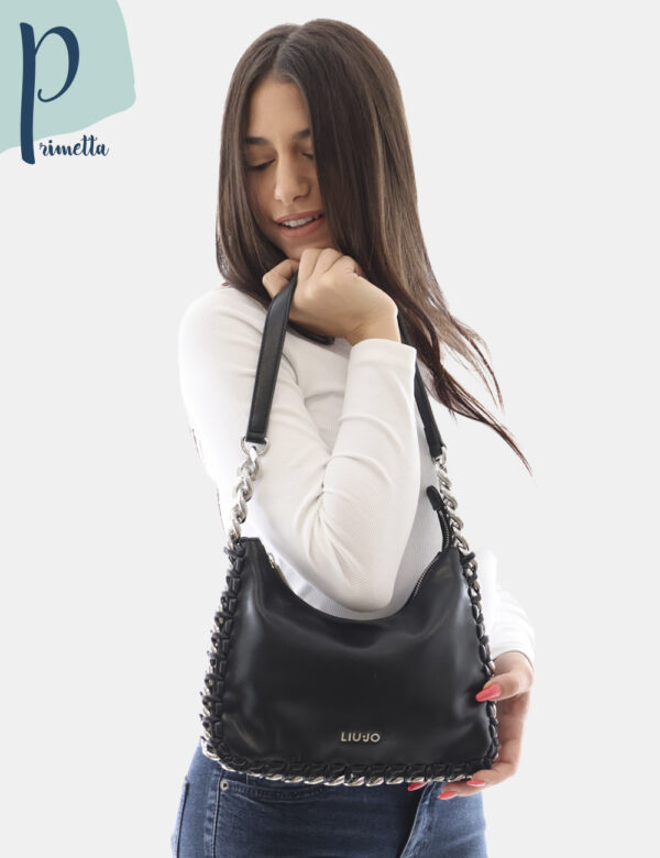 Borsa Liu-Jo Nero - Borsa a mano morbida ed in total nero con catenella argentata intrecciata al tessuto. Presente unico sco