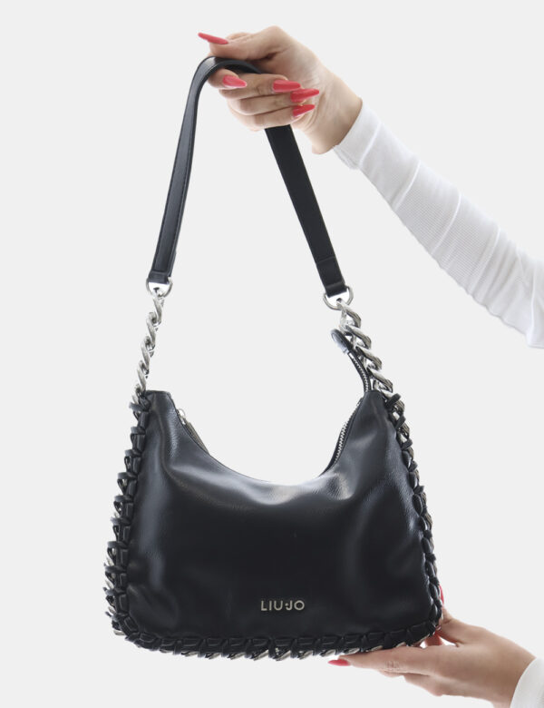 Borsa Liu-Jo Nero - Borsa a mano morbida ed in total nero con catenella argentata intrecciata al tessuto. Presente unico sco