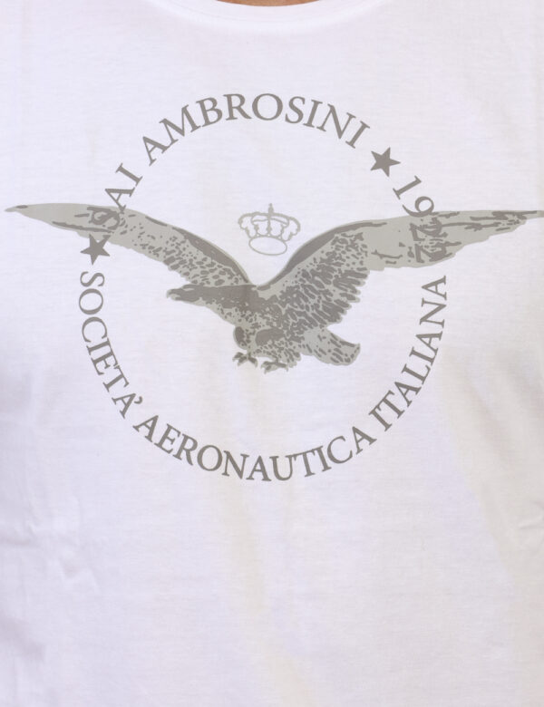 T-shirt Aeronautica Italiana Bianco - T-shirt classica in total bianco con logo brand centrale. La vestibilità è morbida e r
