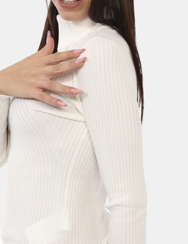 Maglione Emme Marella Bianco - Maglione leggero a costina, con collo alto ed in total bianco. La vestibilità è morbida e reg