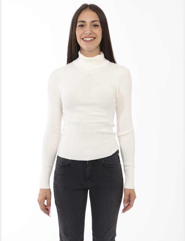Maglione Emme Marella Bianco - Maglione leggero a costina, con collo alto ed in total bianco. La vestibilità è morbida e reg