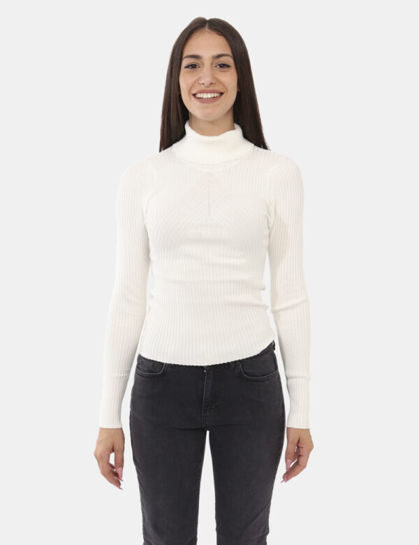 Maglione Emme Marella Bianco - Maglione leggero a costina, con collo alto ed in total bianco. La vestibilità è morbida e reg