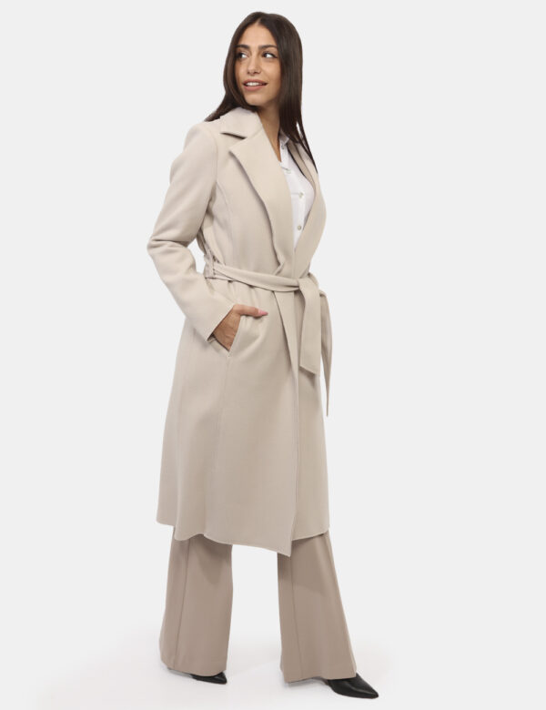 Cappotto Materica Beige - Cappotto classico, lungo, in total beige con tasche a taglio. La vestibilità è morbida e regolabil