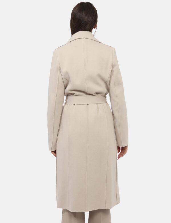 Cappotto Materica Beige - Cappotto classico, lungo, in total beige con tasche a taglio. La vestibilità è morbida e regolabil