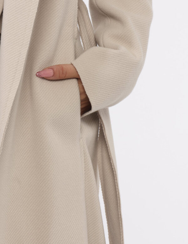 Cappotto Materica Beige - Cappotto classico, lungo, in total beige con tasche a taglio. La vestibilità è morbida e regolabil
