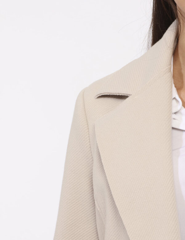 Cappotto Materica Beige - Cappotto classico, lungo, in total beige con tasche a taglio. La vestibilità è morbida e regolabil