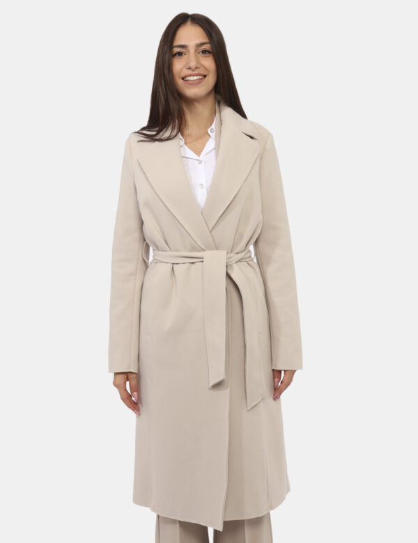 Cappotto Materica Beige - Cappotto classico, lungo, in total beige con tasche a taglio. La vestibilità è morbida e regolabil