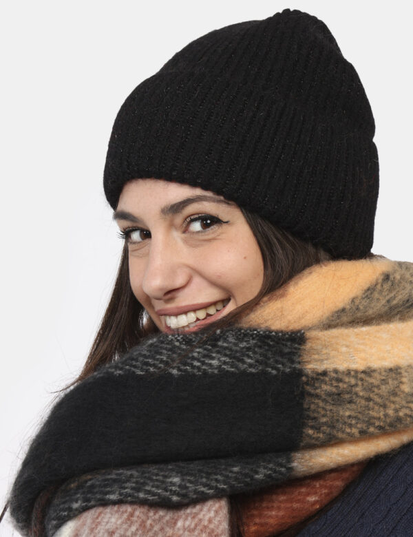 Cappello Concept83 Nero - Cappello modello berretto con risvolto, in total nero con filo lurex finissimo argentato. La vesti