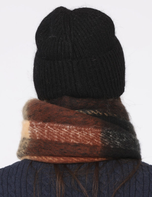 Cappello Concept83 Nero - Cappello modello berretto con risvolto, in total nero con filo lurex finissimo argentato. La vesti
