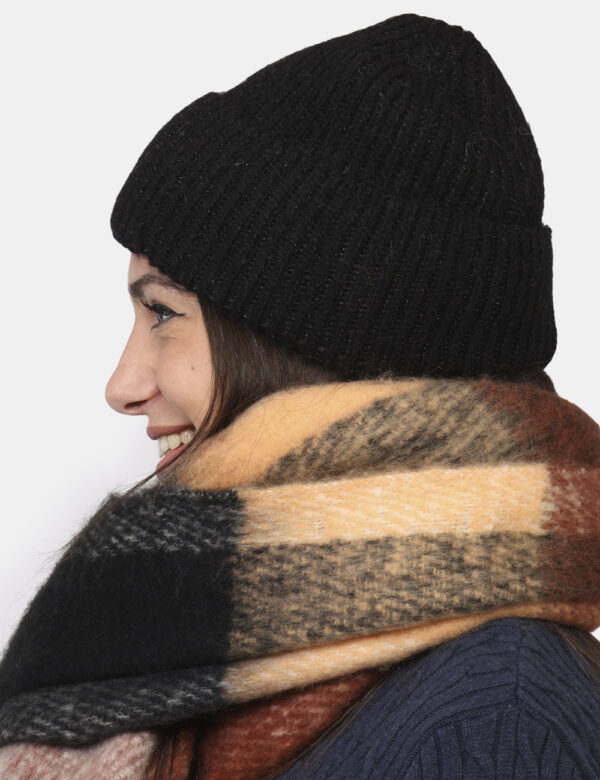 Cappello Concept83 Nero - Cappello modello berretto con risvolto, in total nero con filo lurex finissimo argentato. La vesti