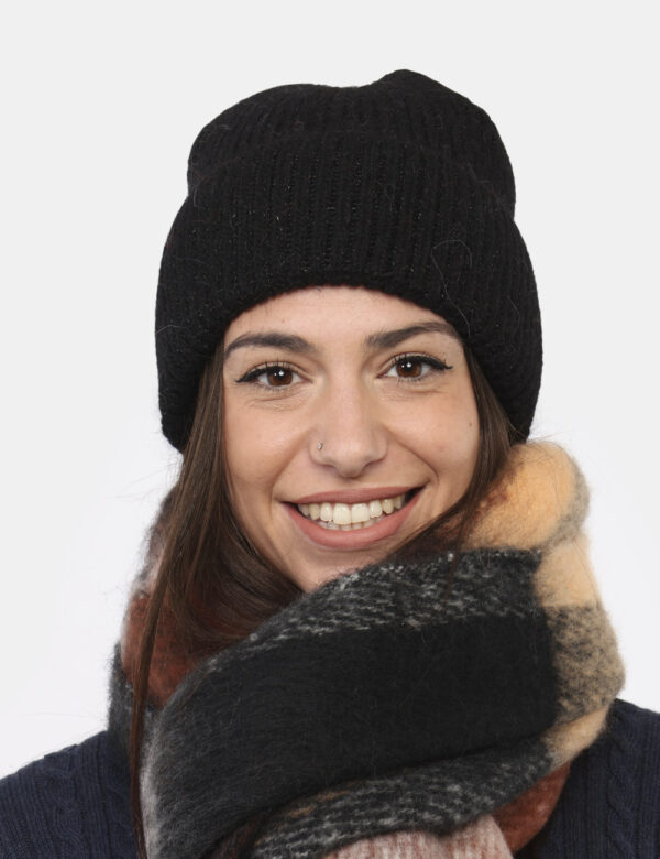 Cappello Concept83 Nero - Cappello modello berretto con risvolto, in total nero con filo lurex finissimo argentato. La vesti