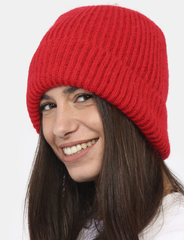 Cappello Concept83 Rosso - Cappello modello berretto con risvolto, in total rosso con finissimo filo lurex argentato. La ves