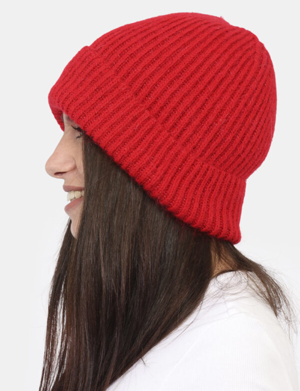 Cappello Concept83 Rosso - Cappello modello berretto con risvolto, in total rosso con finissimo filo lurex argentato. La ves