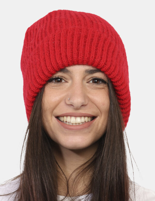 Cappello Concept83 Rosso - Cappello modello berretto con risvolto, in total rosso con finissimo filo lurex argentato. La ves