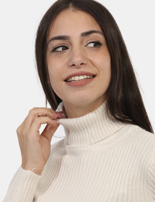 Maglione Ake Panna - Maglione dolcevita a costina in total bianco panna. La vestibilità è morbida e regolare. Il maglione è