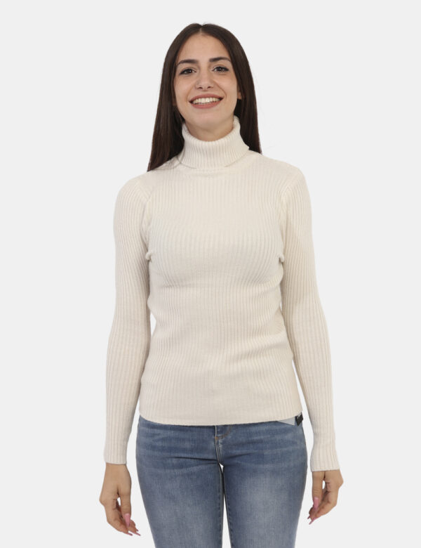 Maglione Ake Panna - Maglione dolcevita a costina in total bianco panna. La vestibilità è morbida e regolare. Il maglione è