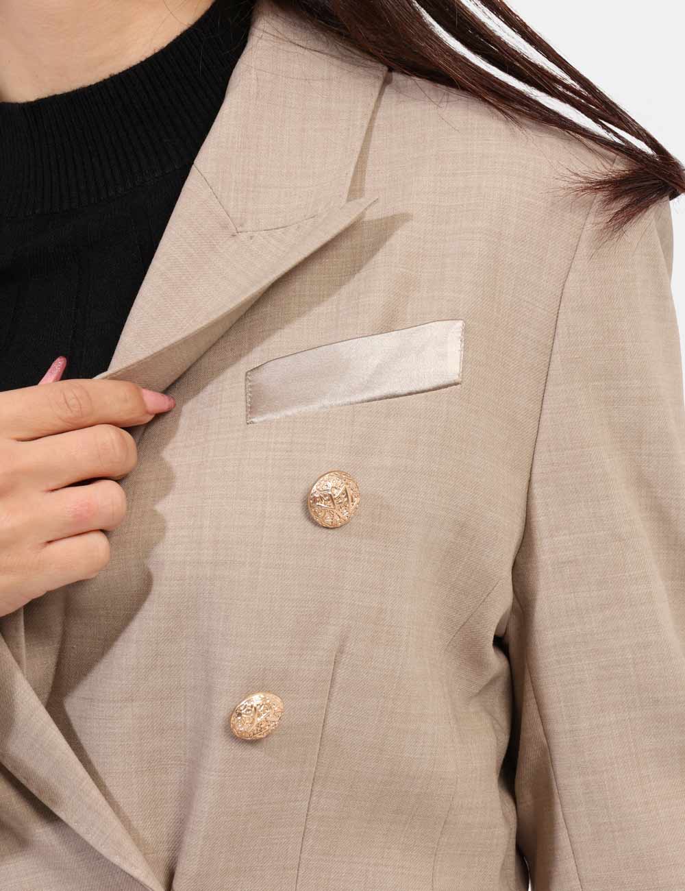 G029-K900-OV_BEIGE_AI24_4 Blazer Yes Zee Beige - Blazer elegante con revers classici e abbottonatura con bottoni dorati, che aggiungono un tocco sofis