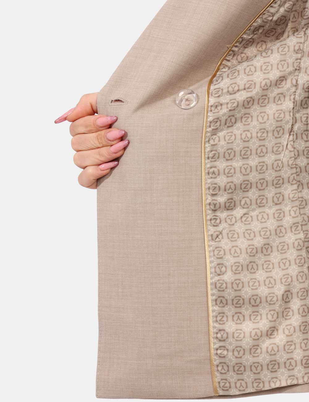 G029-K900-OV_BEIGE_AI24_6 Blazer Yes Zee Beige - Blazer elegante con revers classici e abbottonatura con bottoni dorati, che aggiungono un tocco sofis