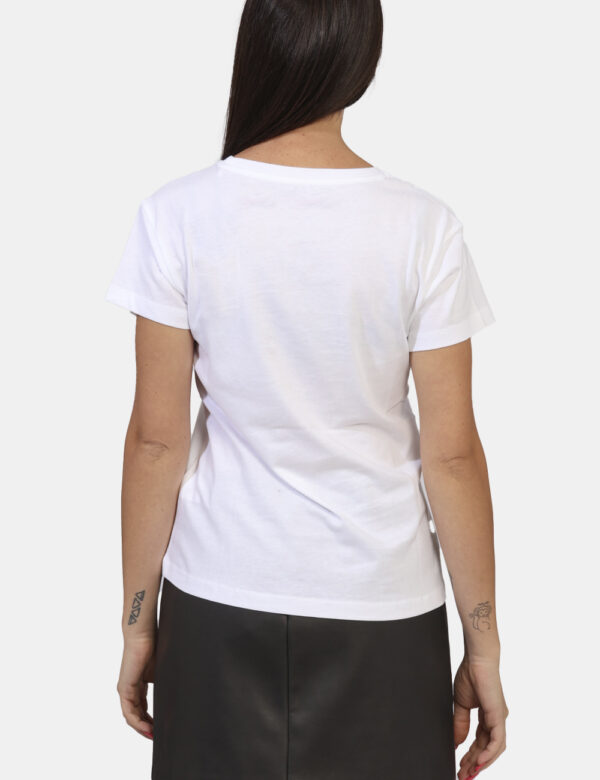 T-shirt Pepe Jeans Bianco - T-shirt in total bianco con stampa logo brand in nero e rosso. La vestibilità è morbida e regola