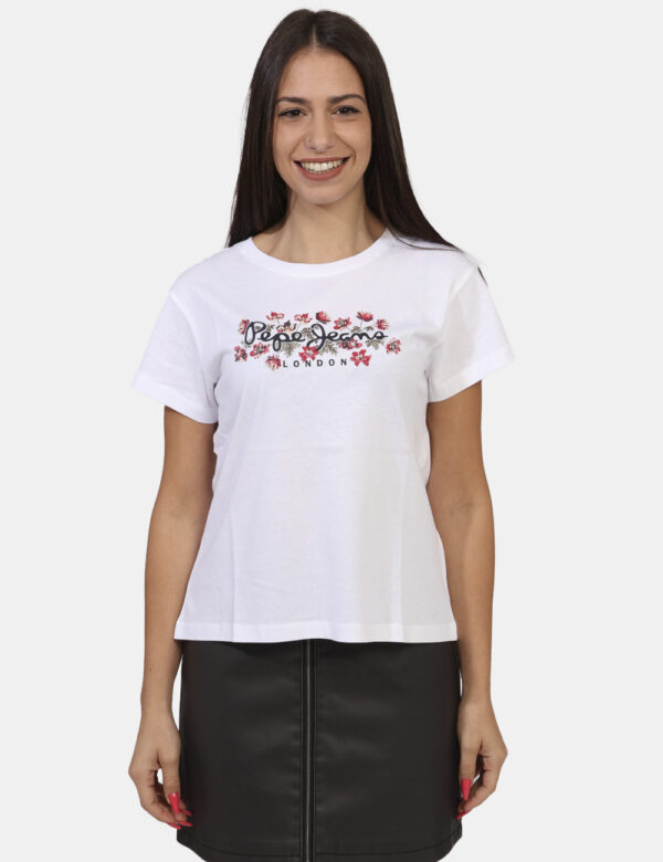 T-shirt Pepe Jeans Bianco - T-shirt in total bianco con stampa logo brand in nero e rosso. La vestibilità è morbida e regola