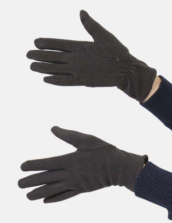 Guanti Concept83 Grigio - Guanti morbidi in total grigio medio, ideali per mani affusolate e per occasioni casual. L'indossa