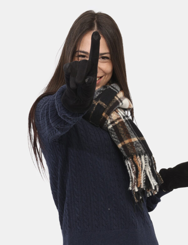Guanti Concept83 Nero - Guanti morbidi in total nero, ideali per mani affusolate e per occasioni casual. L'indossatura è pra