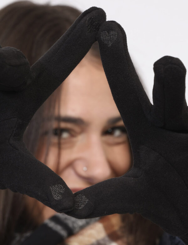Guanti Concept83 Nero - Guanti morbidi in total nero, ideali per mani affusolate e per occasioni casual. L'indossatura è pra