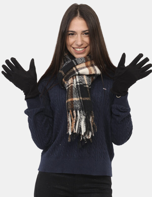 Guanti Concept83 Nero - Guanti morbidi in total nero, ideali per mani affusolate e per occasioni casual. L'indossatura è pra