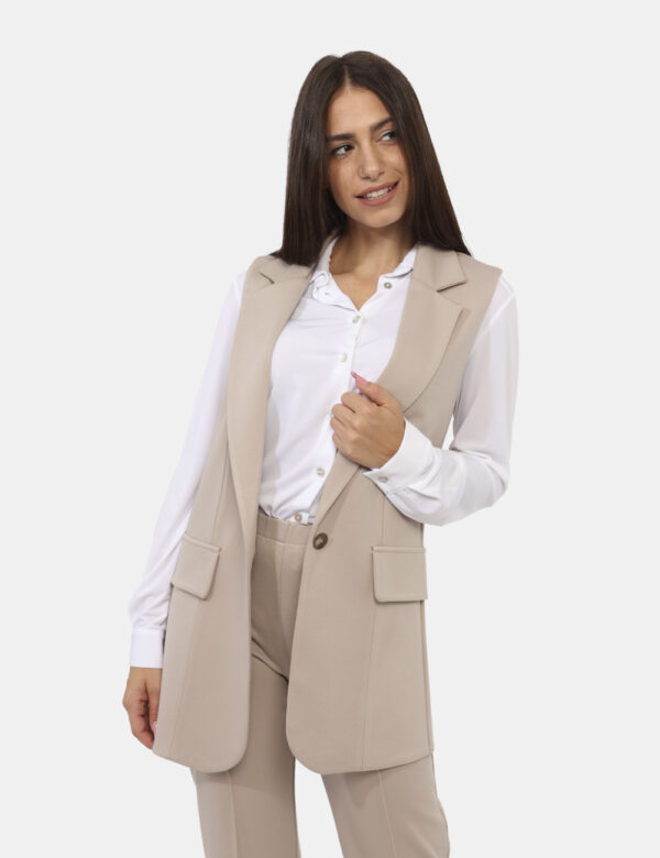 Blazer Materica Beige - Blazer a giromanica in total beige con fake tasche a toppa. La vestibilità è morbida e pratica grazi