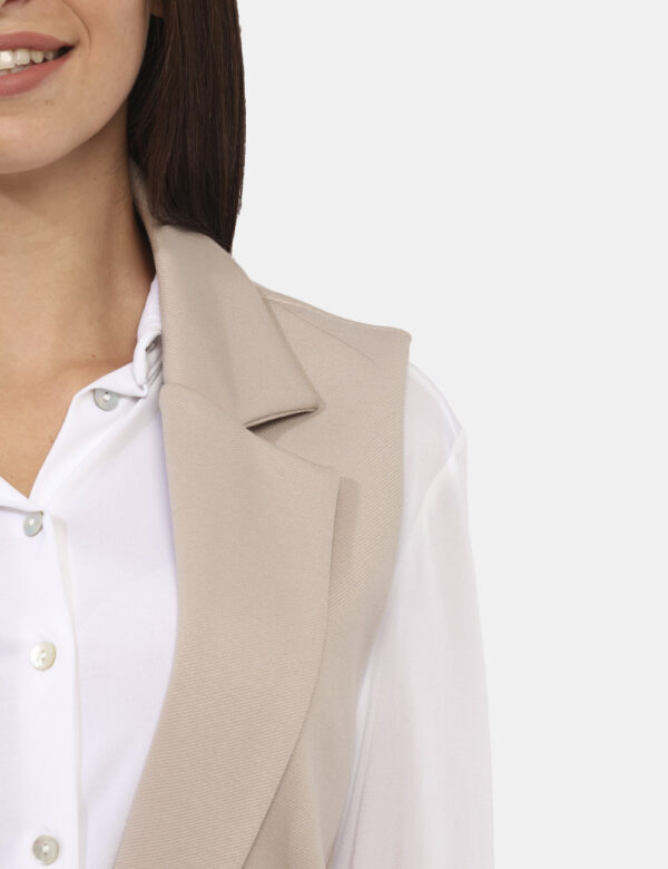 Blazer Materica Beige - Blazer a giromanica in total beige con fake tasche a toppa. La vestibilità è morbida e pratica grazi