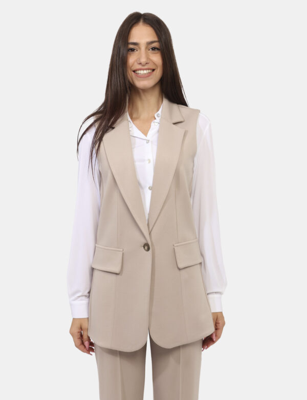Blazer Materica Beige - Blazer a giromanica in total beige con fake tasche a toppa. La vestibilità è morbida e pratica grazi