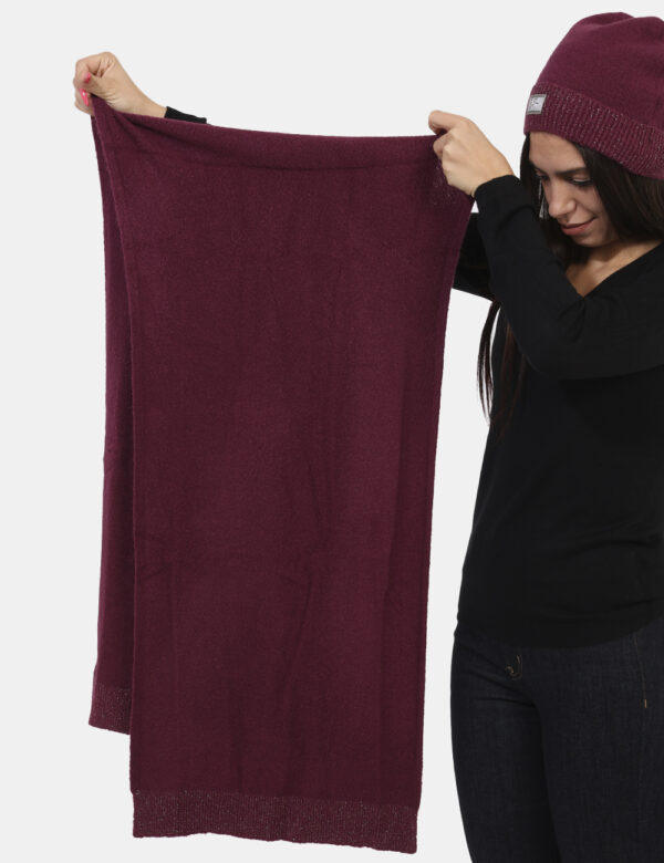 Sciarpa Yes Zee Viola - Sciarpa in total viola prugna con filo lurex. La vestibilità è pratica e maneggevole. La sciapra è a