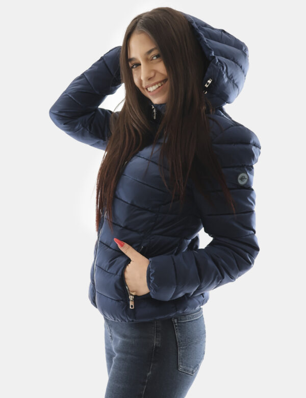 Piumino Concept83 Blu - Piumino corto con cappuccio in total blu navy. Presenti tasche a taglio trasversale. La vestibilità