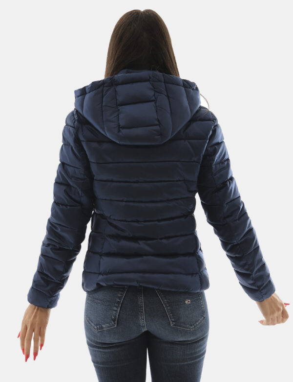 Piumino Concept83 Blu - Piumino corto con cappuccio in total blu navy. Presenti tasche a taglio trasversale. La vestibilità