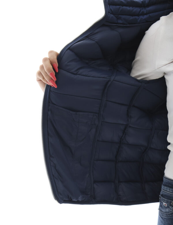 Piumino Concept83 Blu - Piumino corto con cappuccio in total blu navy. Presenti tasche a taglio trasversale. La vestibilità