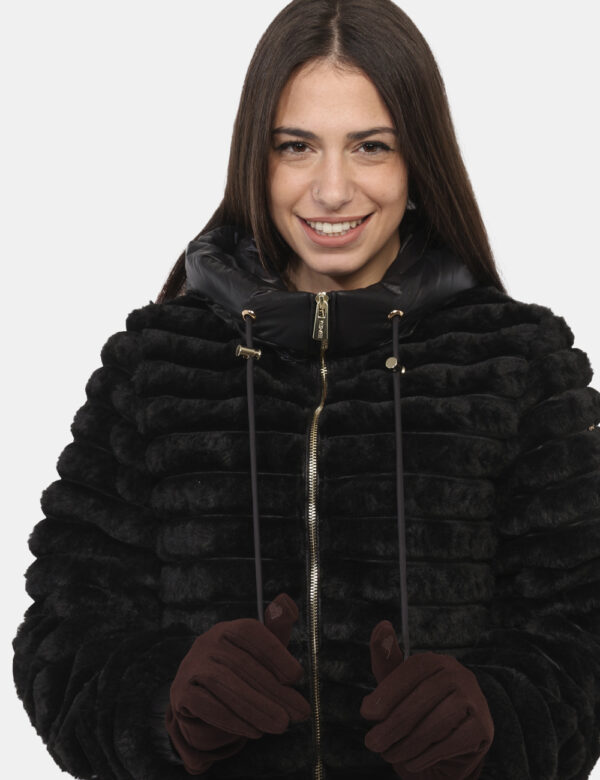 Piumino Yes Zee Nero - Originale piumino corto in total nero con base in fake pelliccia più cappuccio e tasche a taglio tras