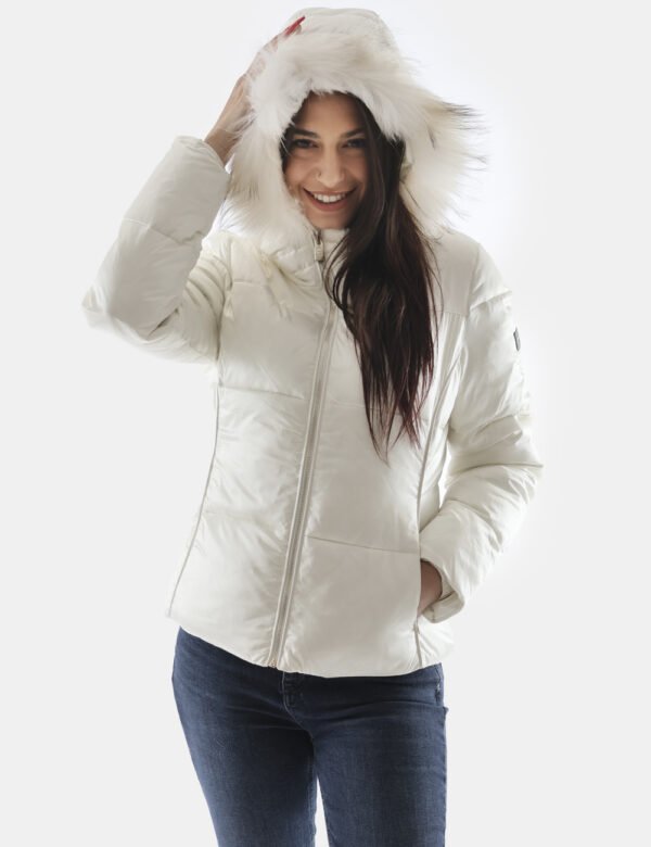 Piumino Yes Zee Bianco - Piumino in total bianco con cappuccio evidenziato da fake fur. Presenti tasche a taglio trasversale