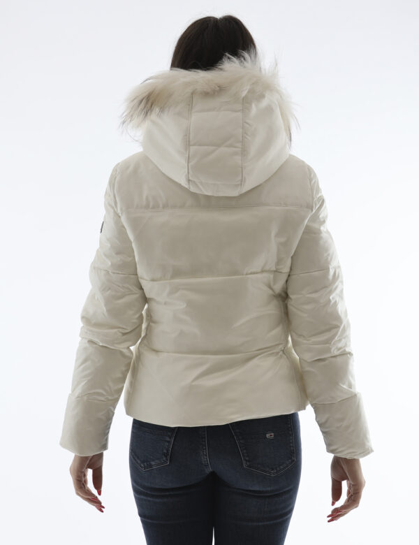 Piumino Yes Zee Bianco - Piumino in total bianco con cappuccio evidenziato da fake fur. Presenti tasche a taglio trasversale