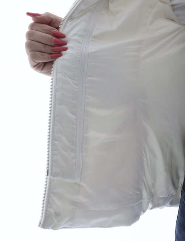 Piumino Yes Zee Bianco - Piumino in total bianco con cappuccio evidenziato da fake fur. Presenti tasche a taglio trasversale