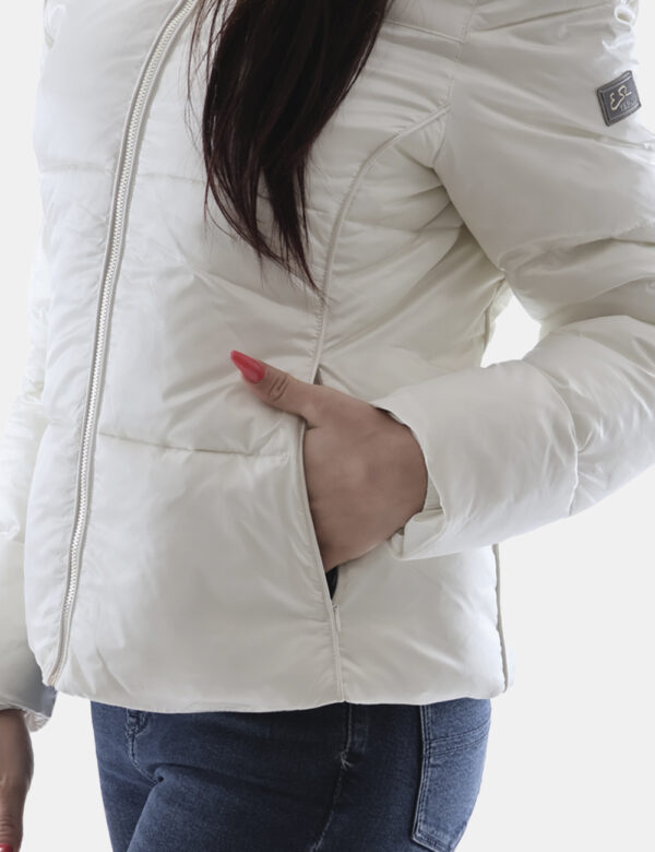 Piumino Yes Zee Bianco - Piumino in total bianco con cappuccio evidenziato da fake fur. Presenti tasche a taglio trasversale
