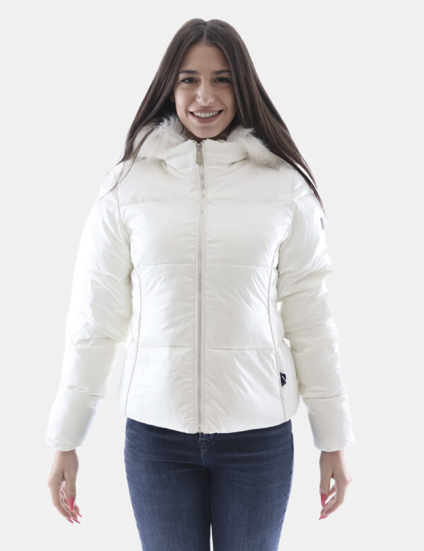 Piumino Yes Zee Bianco - Piumino in total bianco con cappuccio evidenziato da fake fur. Presenti tasche a taglio trasversale