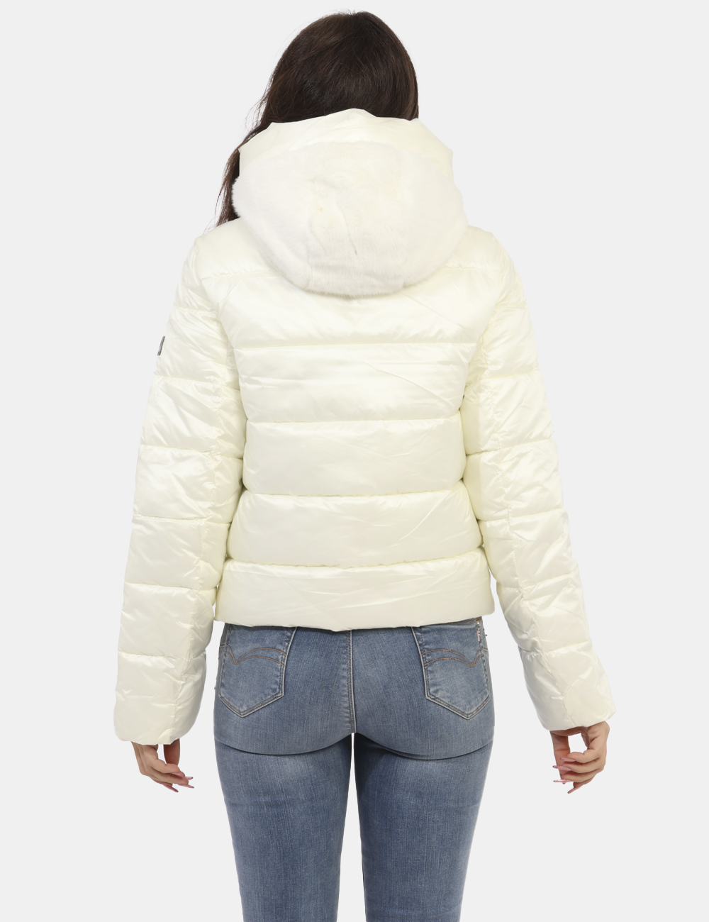 J022-KC00-OV_GESSO_AI24_2 Piumino Yes Zee Bianco - Piumino corto imbottito con zip dorata e cappuccio rivestito esternamente in pelo. Il logo patch su