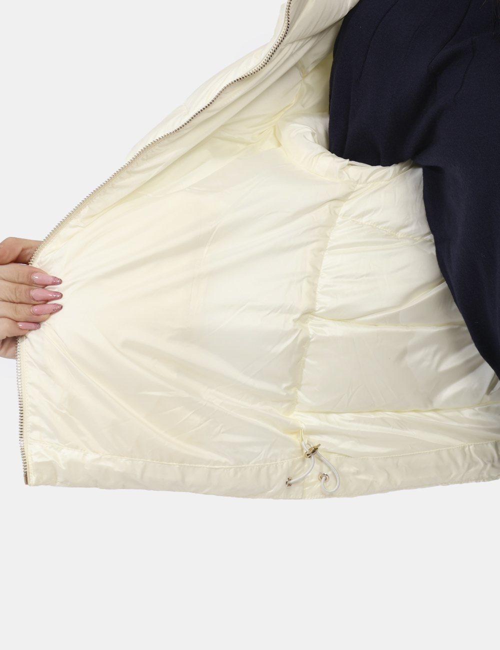 J022-KC00-OV_GESSO_AI24_3 Piumino Yes Zee Bianco - Piumino corto imbottito con zip dorata e cappuccio rivestito esternamente in pelo. Il logo patch su