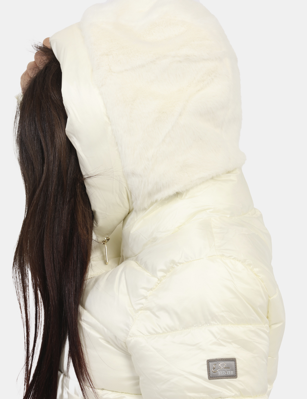 J022-KC00-OV_GESSO_AI24_5 Piumino Yes Zee Bianco - Piumino corto imbottito con zip dorata e cappuccio rivestito esternamente in pelo. Il logo patch su