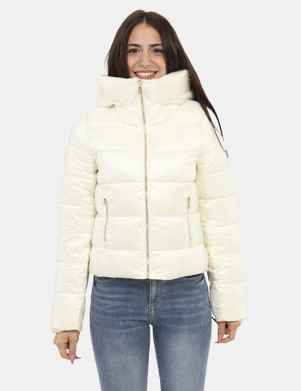 J022-KC00-OV_GESSO_AI24_6 Piumino Yes Zee Bianco - Piumino corto imbottito con zip dorata e cappuccio rivestito esternamente in pelo. Il logo patch su