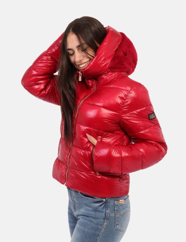 Piumino Yes Zee Rosso - Piumino corto imbottito con zip dorata e cappuccio rivestito esternamente in pelo. Il logo patch sul