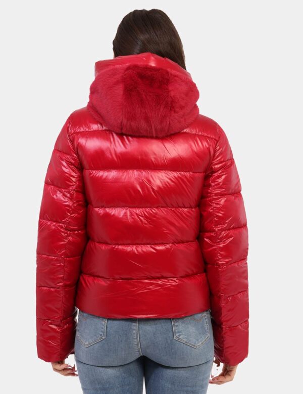 Piumino Yes Zee Rosso - Piumino corto imbottito con zip dorata e cappuccio rivestito esternamente in pelo. Il logo patch sul
