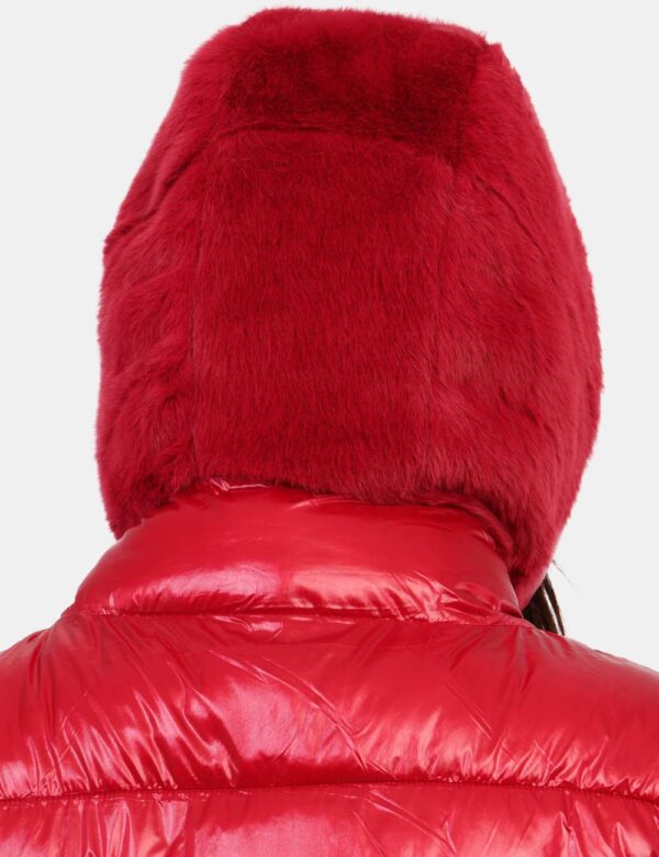Piumino Yes Zee Rosso - Piumino corto imbottito con zip dorata e cappuccio rivestito esternamente in pelo. Il logo patch sul
