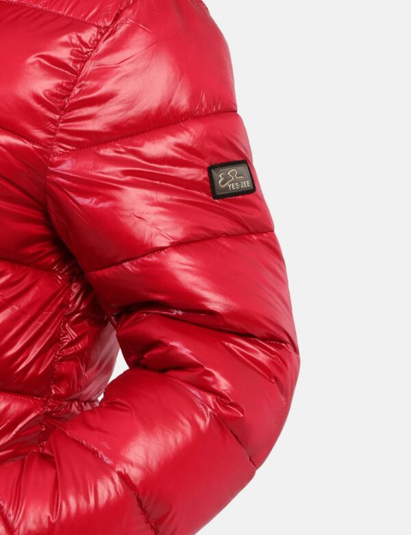 Piumino Yes Zee Rosso - Piumino corto imbottito con zip dorata e cappuccio rivestito esternamente in pelo. Il logo patch sul