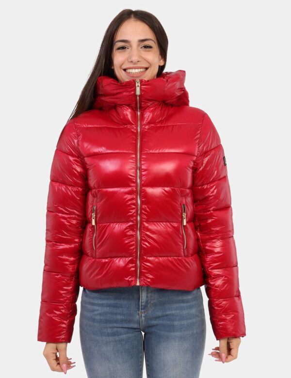Piumino Yes Zee Rosso - Piumino corto imbottito con zip dorata e cappuccio rivestito esternamente in pelo. Il logo patch sul